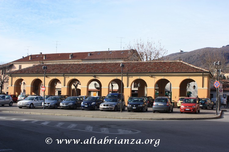 Ecco come si presenta la Piazza del Mercato di Erba