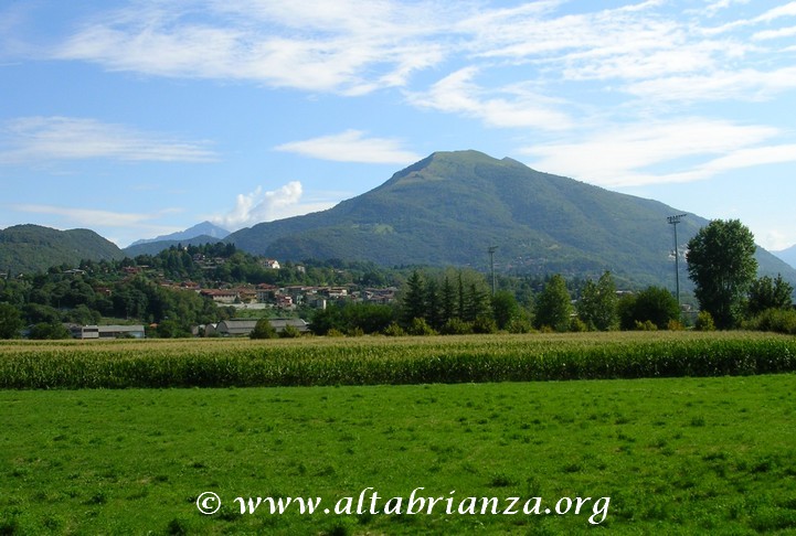 Il monte Cornizzolo visto da Erba. 