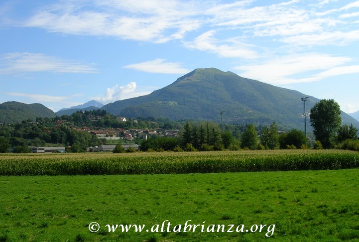 Il monte Cornizzolo visto da Erba.