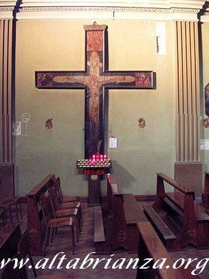 Crocifisso ligneo all'interno della chiesa di Sant'Eufemia