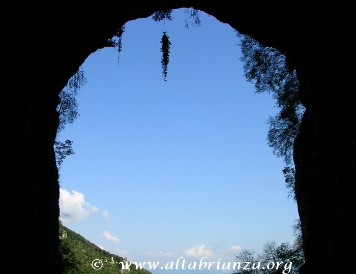 L'imponente ingresso del Buco del Piombo