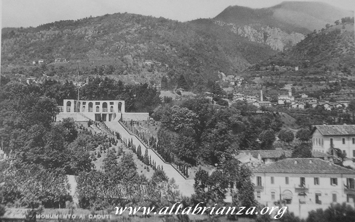 Il Monumento ai Caduti del Terragni in una cartolina (Erba - CO)