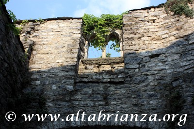 Particolare di una bifora del castello di Villincino