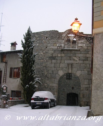 La Torre di Incino di Erba (Castello di Villincino) durante una nevicata 