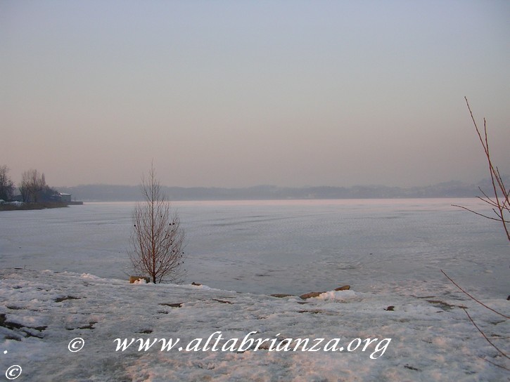 Lago di Annone ghiacciato nel Febbraio 2006 in località Isella