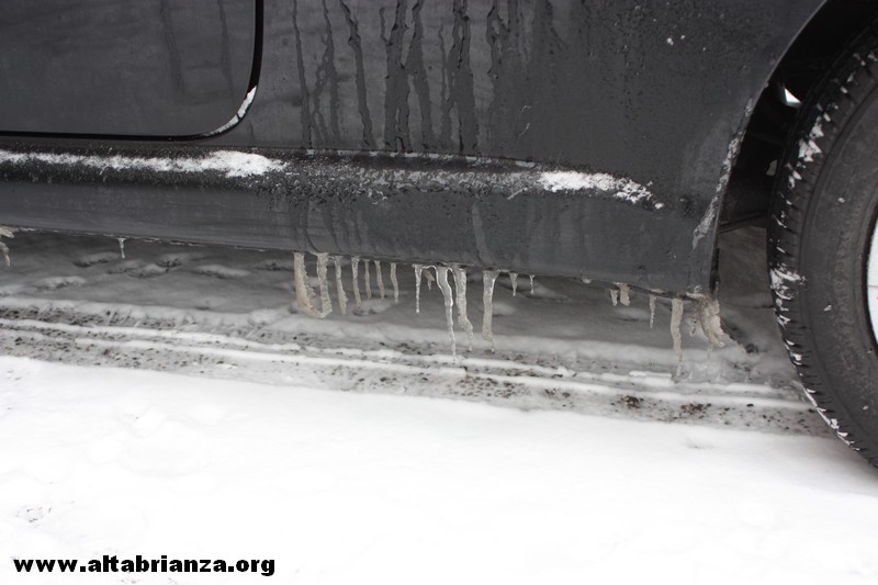 Nevicata del 31 Gennaio 2012 a Erba. Ghiaccioli sotto le auto