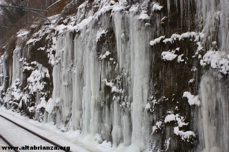Ondata di gelo Febbraio 2012: Candelotti di ghiaccio alla stazione ferroviaria di Caslino d'Erba; un fenomeno così vistoso non accadeva dal Gennaio 1985.