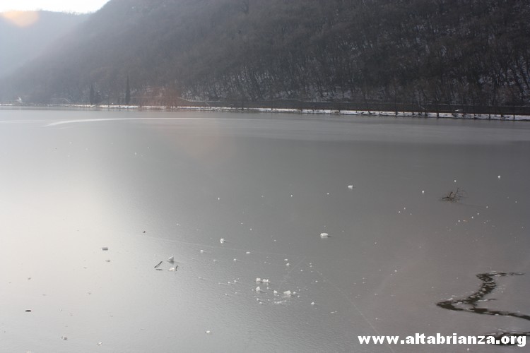 Ondata di gelo Febbraio 2012: Il lago del Segrino completamente ghiacciato. 