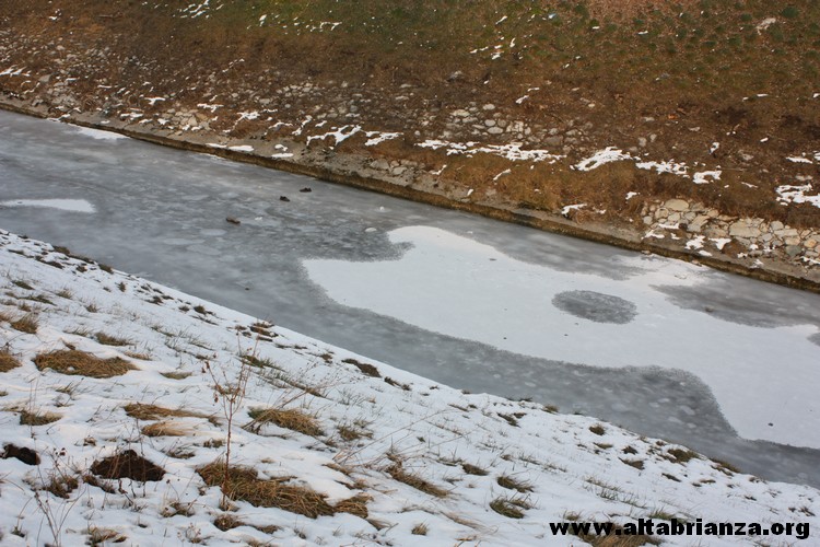 Ondata di gelo Febbraio 2012: Il Lambro ghiacciato a Erba.