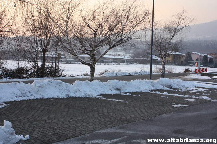 Ondata di gelo Febbraio 2012: Cumuli di neve in un parcheggio. 