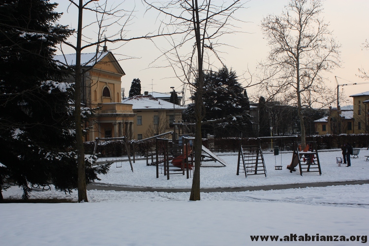 Ondata di gelo Febbraio 2012: Il parco Majoni e la chiesa Prepositurale di S. Maria Nascente a Erba.