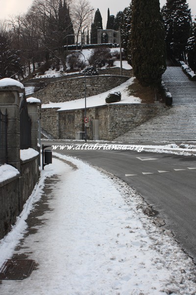 Ondata di gelo Febbraio 2012: Marciapiedi quasi impraticabili in centro Erba. Notare la strada, perfettamente asciutta e sporca di sale. 