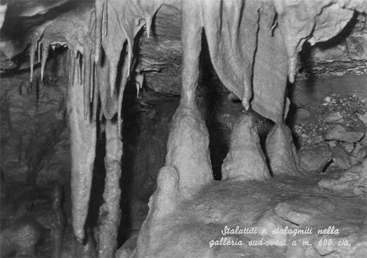 Stalattiti e stalagmiti - Buco del Piombo, Erba (CO)