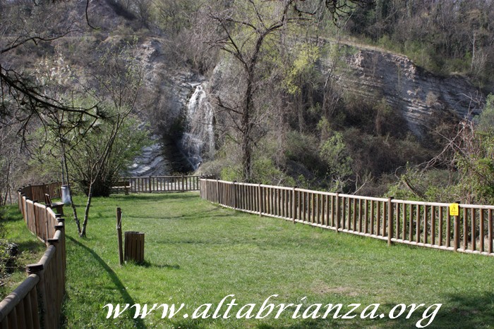 Un altro tratto della passeggiata con, in fondo, la bella cascata formata dalla roggia Cavolto. 