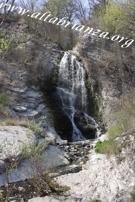 La cascata formata dalla roggia Cavolto che alimenta i laghetti. 