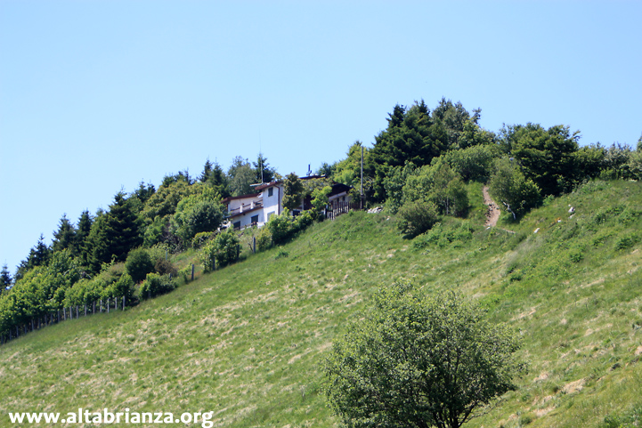 Vista del rifugio Bollettone dal sentiero