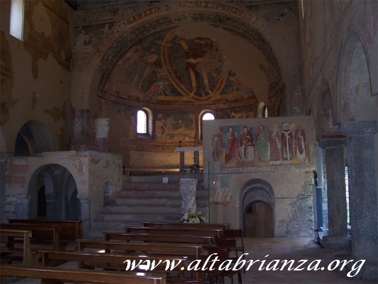 L'interno della Basilica di S. Vincenzo in Galliano a Cantù