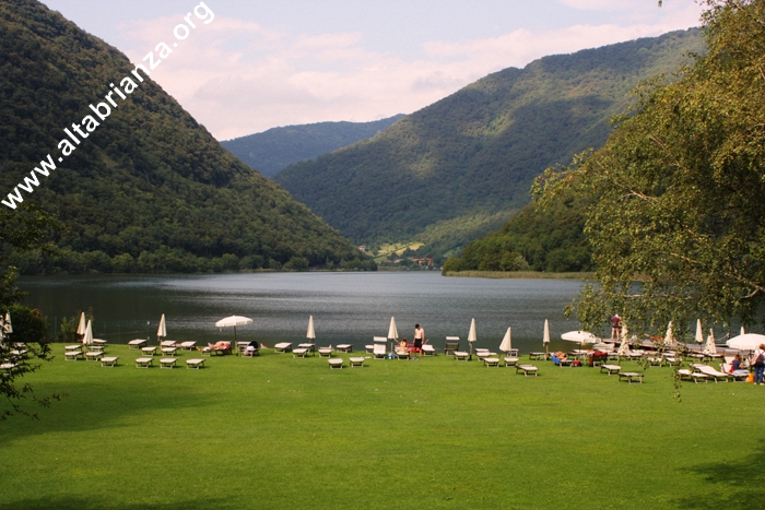 Il lido del lago del Segrino