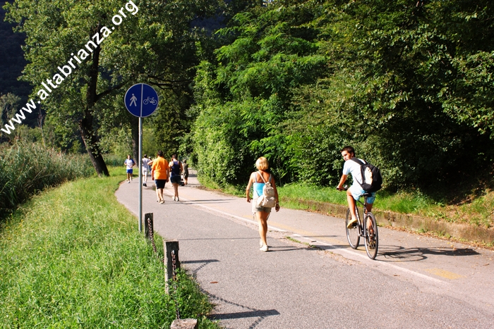 Passeggiata lungo le rive del lago del Segrino
