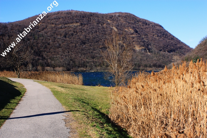 Passeggiata lungo le rive del lago del Segrino
