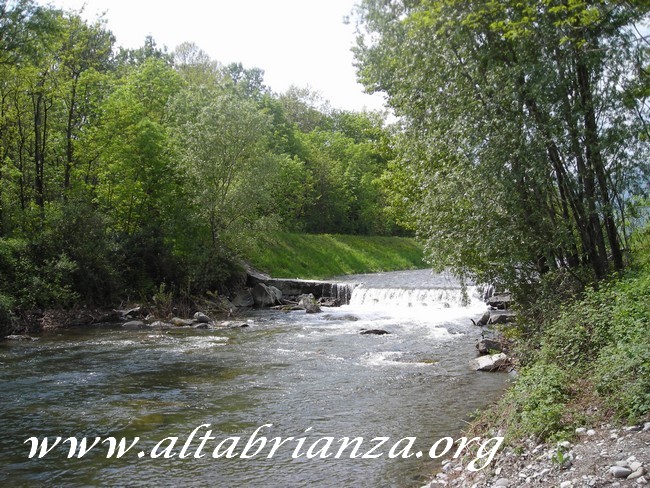 L'ultimo tratto di fiume prima della confluenza nel lago di Pusiano.