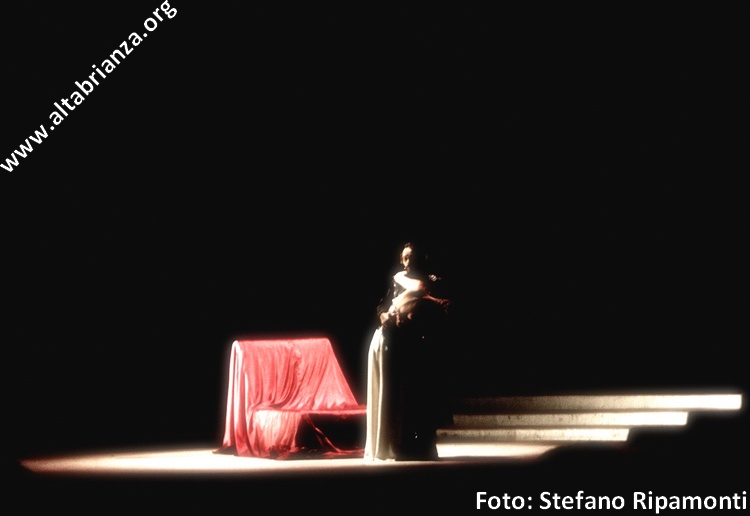 La scena più drammatica: Otello ha appena ucciso la moglie Desdemona. Rppresentazione di Otello al teatro Licinium di Erba, stagione 2011 