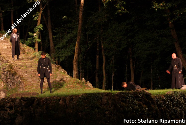 Una scena di Otello al teatro Licinium di Erba, stagione 2011
