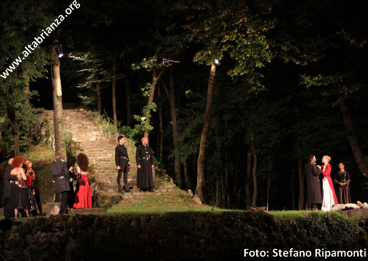 Il secondo palco del Licinium. Otello si confida con Desdemona (a destra), sotto lo sguardo di Iago e Cassio (sulla scalinata). 