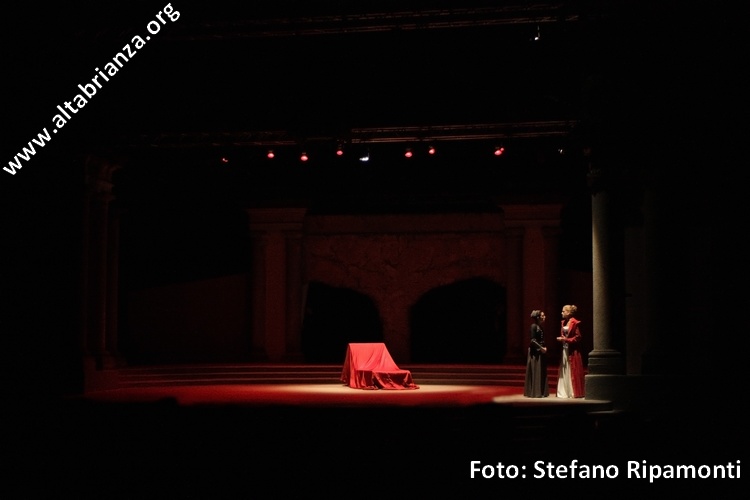 Una scena di Otello al teatro Licinium di Erba, stagione 2011