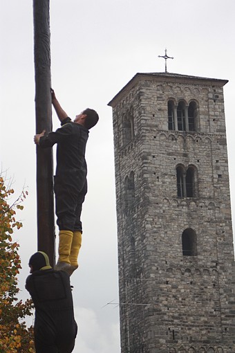 Sagra del Masigott - I concorrenti impegnati nella arrampicata sull'albero della cuccagna