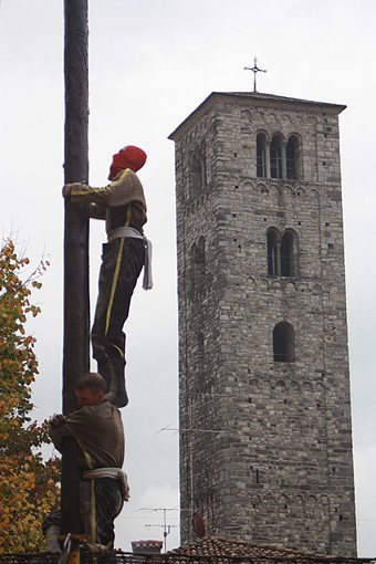 Sagra del Masigott - I concorrenti impegnati nella arrampicata sull'albero della cuccagna