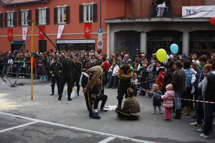 Sagra del Masigott - I concorrenti quasi pronti a salire sull'albero della cuccagna