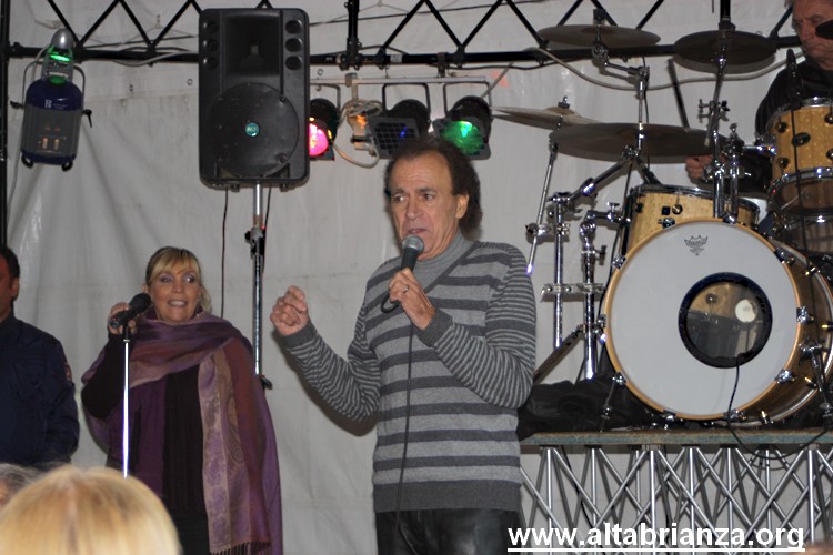 Mario Tessuto canta "Lisa dagli occhi blu" la sera di sabato 15 Ottobre 2011 a Erba (CO) in occasione della Sagra del Masigott
