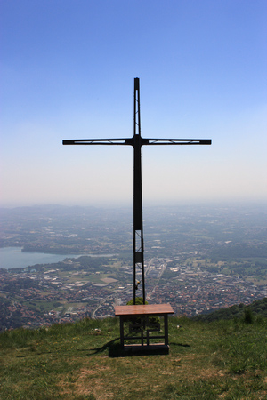 Il piccolo altare per le celebrazioni religiose sul monte Puscio