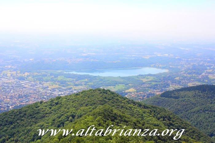 Vista sull'alta Brianza: a sinistra, la città di Erba; al centro, il lago di Alserio