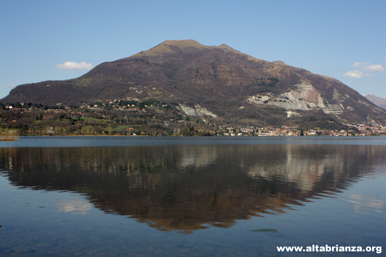 Il monte Cornizzolo visto dal dalla foce del Lambro nel lago di Pusiano. 