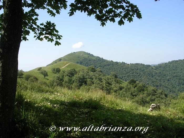 La vetta del Palanzone vista ancora da lontano. 