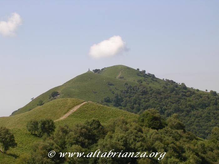 Altra veduta del Palanzone con l'inconfondibile sagoma della piramide posta sulla vetta.