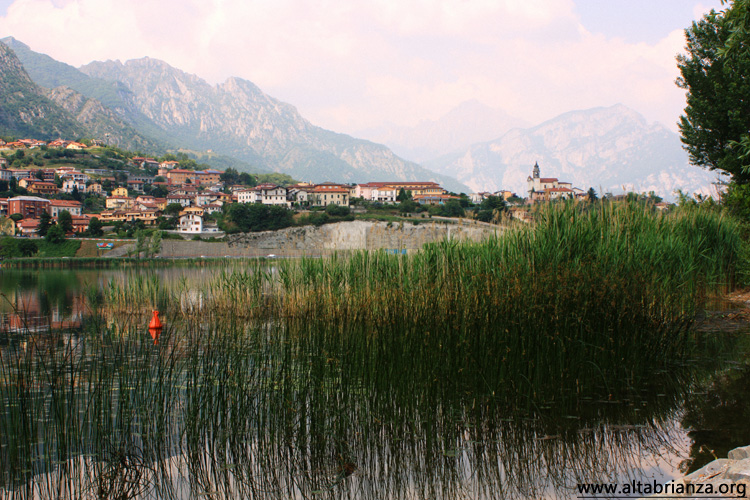 Il lago di Annone, Civate e, sulla destra, la chiesa del paese