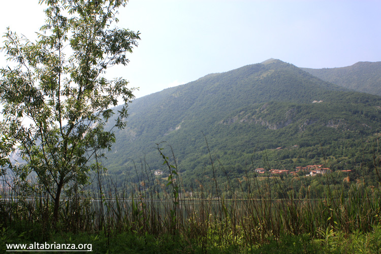 Veduta del monte Cornizzolo dalla penisola di Isella