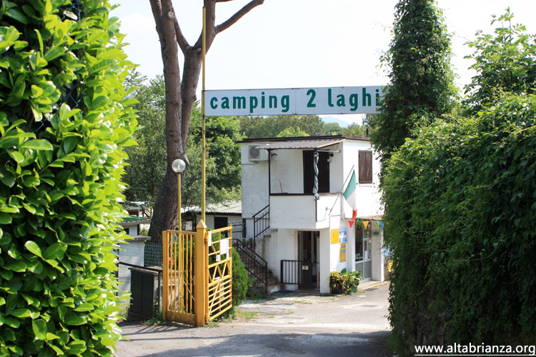 L'ingresso del "Camping 2 laghi" a Isella
