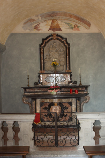 L'interno della minuscola chiesetta di S. Andrea a Isella.