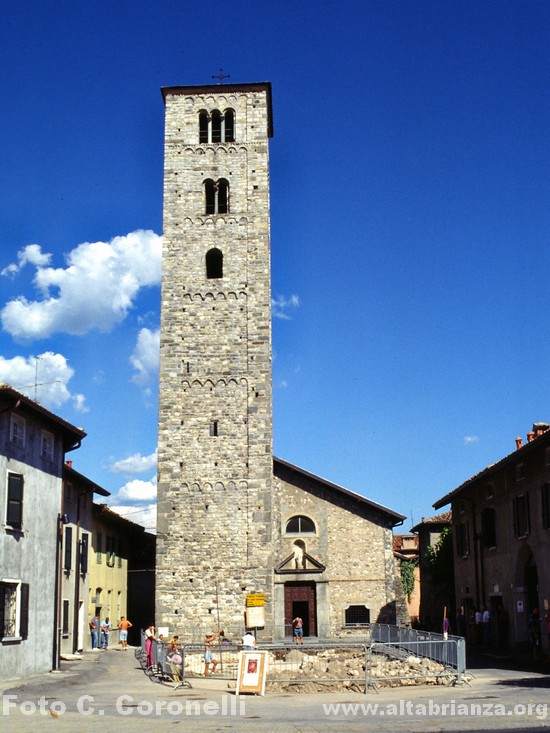 Veduta della chiesa di S. Eufemia e della antistante piazzetta durante gli scavi archeologici (agosto 1994).