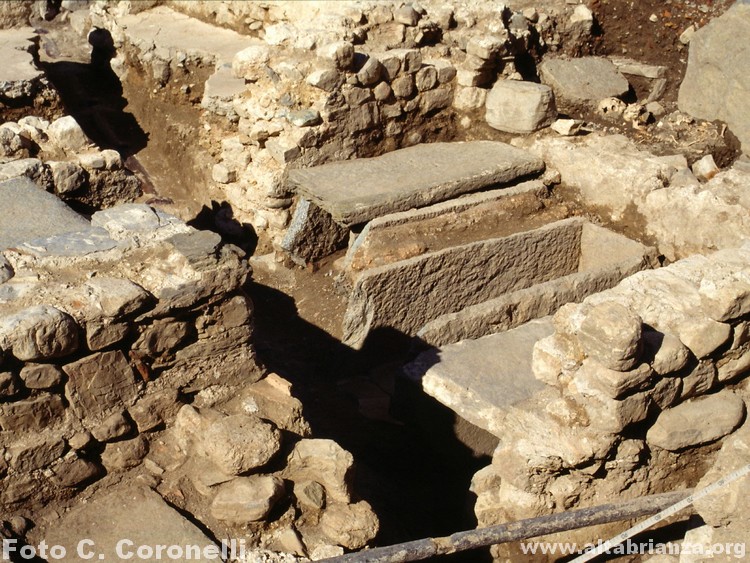 Vedute della necropoli e dei resti delle sepolture.