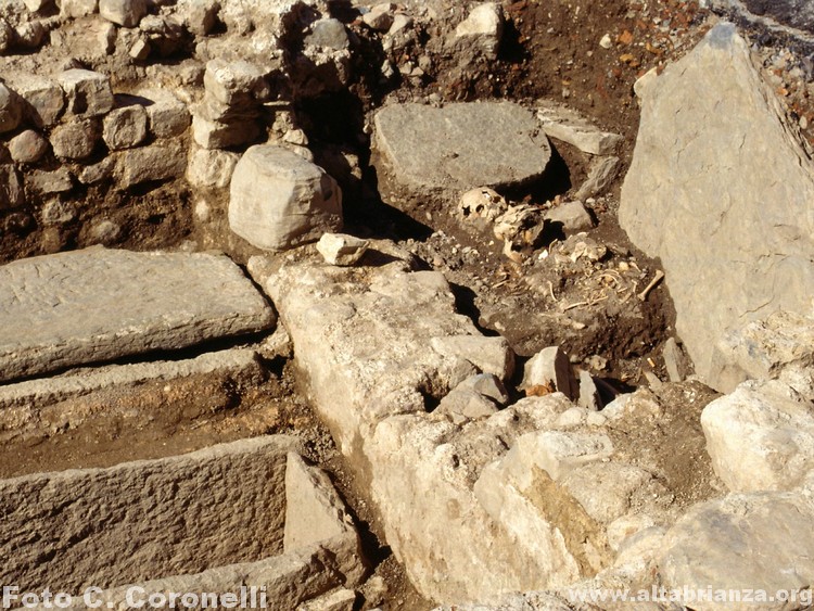 Vedute della necropoli e dei resti delle sepolture.