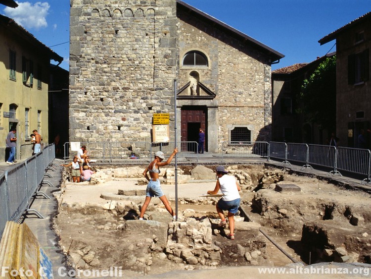 Archeologi impegnati nei rilevamenti.