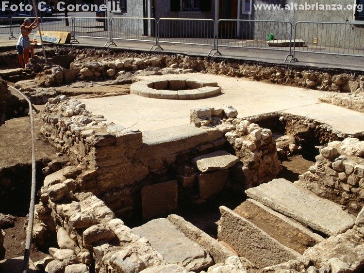 Archeologi impegnati nei rilevamenti.
