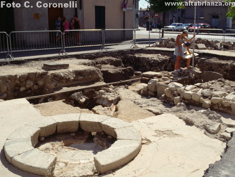 Alcune vedute del perimetro del battistero e del fonte battesimale circolare.