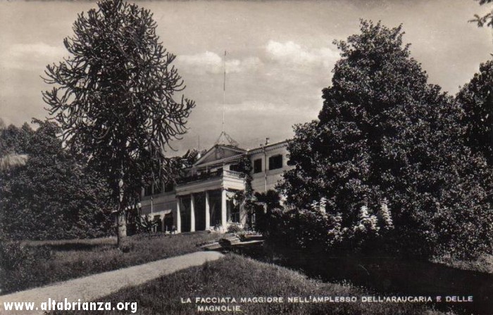 Veduta della villa Amalia dal parco