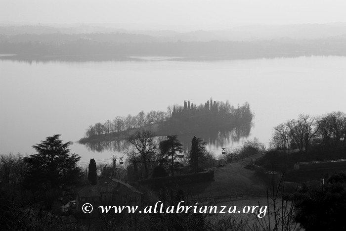 L'Isola dei Cipressi vista da Eupilio